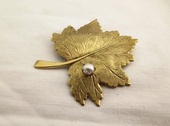Sarah Coventry Signed Pin/brooch