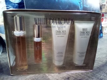 White Diamonds Elizabeth Taylor 4 Piece Gift Set - Eue De Toilette & Parfum Sprays, Body Lotion & Wash  C3/LP