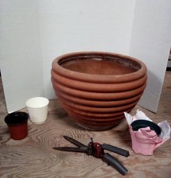 Large Heavy Bitossi Italy Terracotta Flowerpot, Hedge Clippers & 4 Small Poly Flowerpots     SB/CV1