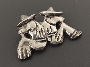 VINTAGE MEXICAN STERLING SILVER MEN SITTING W/ SOMBREROS PIN