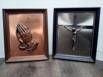 2 Wood Framed Religous Images - One Of Crucificied Christ & Praying Hands With Serenity Prayer LP/B4