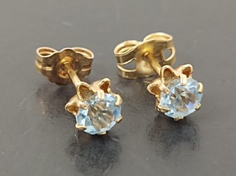 VINTGE 14K GOLD LIGHT BLUE AQUA CZ STUD EARRINGS