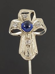 STUNNING ANTIQUE ART DECO 18K WHITE GOLD DIAMOND & BLUE SAPPHIRE CROSS STICK PIN