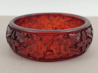 VINTAGE CARVED CHERRY AMBER PRYSTAL BAKELITE BANGLE BRACELET