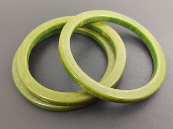 GROUP OF 3 VINTAGE GREEN & YELLOW MARBLED BAKELITE STACKABLE BANGLE BRACELETS