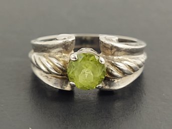 VINTAGE STERLING SILVER PERIDOT RING