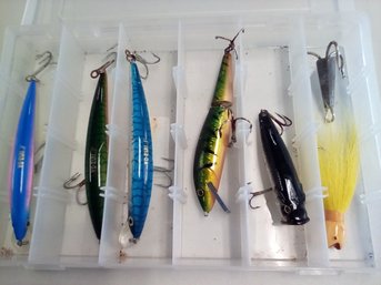 6 Nice Fishing Lures Including 3 Marked Yo-Zuri.F Together With Convenient Storage Box  RC/D3