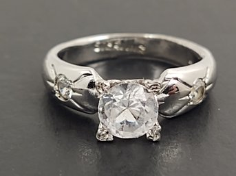 BEAUTIFUL VINTAGE STERLING SILVER WHITE TOPAZ ENGAGEMENT RING