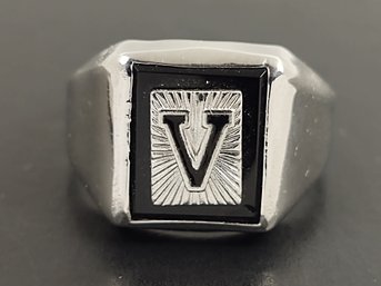 VINTAGE STERLING SILVER ONYX INITIAL 'V' SIGNET RING