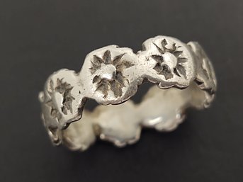 VINTAGE MID CENTURY MODERNIST STERLING SILVER FLOWERS BAND RING