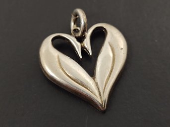 VINTAGE DESIGNER SIGNED STERLING SILVER SWAN HEART PENDANT