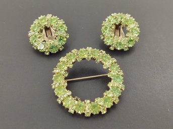 VINTAGE SIGNED WEISS GREEN RHINESTONE BROOCH & EARRINGS SET