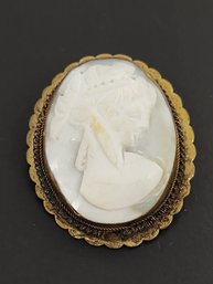 VINTAGE GOLD TONE NATURAL CARVED SHELL CAMEO BROOCH / PENDANT