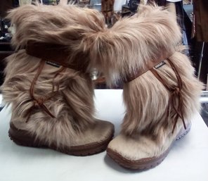 Fun Furry Style Winna Boots - Oscar Sport - In Size 8 US/39 Euro   TTCVBKB