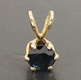 VINTAGE SMALL 14K GOLD BLUE SAPPHIRE PENDANT