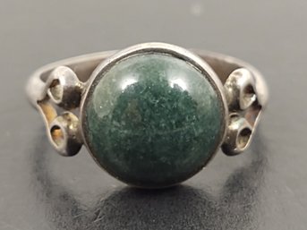 VINTAGE STERLING SILVER GREEN JASPER CABOCHON RING