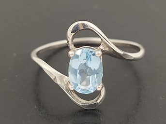 VINTAGE STERLING SILVER BLUE TOPAZ RING