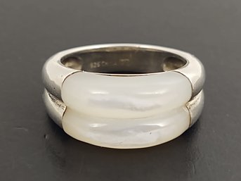 BEAUTIFUL STERLING SILVER MOTHER OF PEARL RING