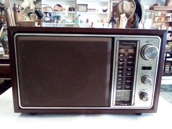 Vintage Working Realistic AM/FM Electric Radio, Model 12-693 With Walnut Grain Veneer MP/E5