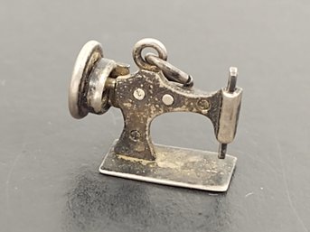 VINTAGE STERLING SILVER ANTIQUE SEWING MACHINE CHARM FOR CHARM BRACELET