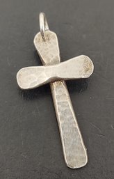 VINTAGE UNSIGNED MODERNIST HAND HAMMERED STERLING SILVER CROSS PENDANT