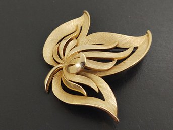 VINTAGE DESIGNER TRIFARI LEAF BROOCH