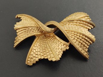 VINTAGE DESIGNER TRIFARI TEXTURED RIBBON BROOCH