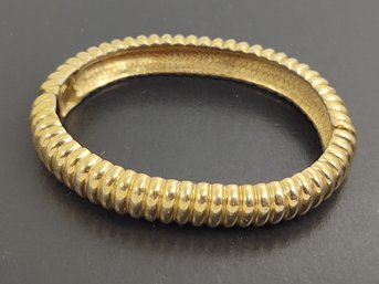 VINTAGE DESIGNER CINER GOLD TONED RIBBED HINGED BANGLE BRACELET