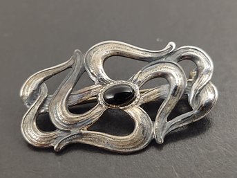 VINTAGE STERLING SILVER ONYX BROOCH