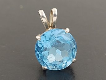 BEAUTIFUL STERLING SILVER BLUE TOPAZ PENDANT