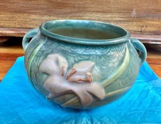 Roseville Art Pottery 671-4' Vintage Evergreen 1940s Zephyr Lily Jardiniere With Two Handles.