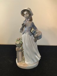 Lladro Lady Woman Girl Figurine