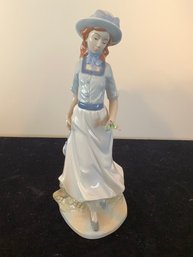 Lladro Nadal Lady Figurine