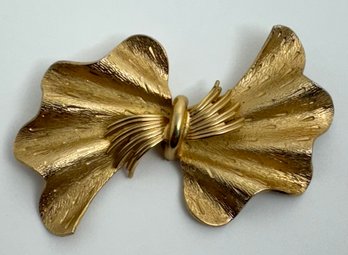 VINTAGE SIGNED PEGASUS CORO GOLD TONE TEXTURED BOW BROOCH