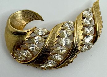 VINTAGE SIGNED JJ GOLD TONE RHINESTONE TEXTURED OPEN WORK SWIRL LEAF BROOCH