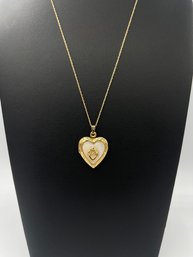 Wonderful Mothers Locket W/ Mother Of Pearl In 14k Yellow Gold