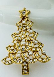 PRETTY GOLD TONE WHITE RHINESTONE AND FAUX PEARL CHRISTMAS TREE BROOCH