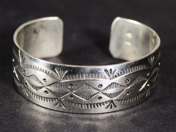 Vintage Navajo Southwestern Stamped Cuff Bracelet In Silver Signed 'VT'