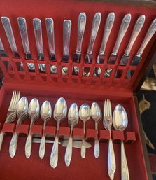 Fine Vintage ONEIDA SILVER PLATE 'QUEEN BESS' FLATWARE SERVICE In Velvet Lined Fitted Wood Case