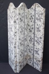 LOVELY DECORATIVE FOLDING TOILLE 1/2 HEIGHT FOLDING SCREEN / DIVIDER WITH NAILHEAD TRIM & FLORAL FABRIC