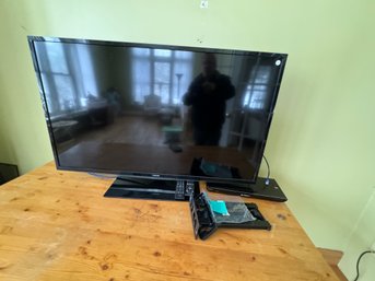 TOSHIBA FLAT SCREEN TV W/ BLUE RAY PLAYER