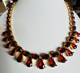 PRETTY VINTAGE RED RHINESTONE GOLD TONE NECKLACE - AVON SP