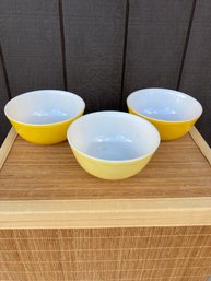 Three Vintage Pyrex 2 1/2 Quarts Yellow Bowls