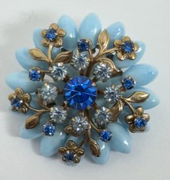 VINTAGE GOLD TONE BLUE RHINESTONE AND PLASTIC FLOWER BROOCH