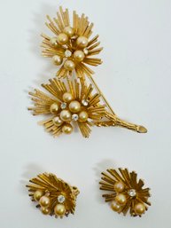 PRETTY VINTAGE GOLD TONE FAUX PEARL AND RHINESTONE FLORAL BURST BROOCH AND CLIP-ON EARRINGS SET