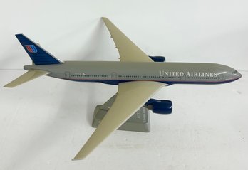 United Airlines B777-200 Model Plane