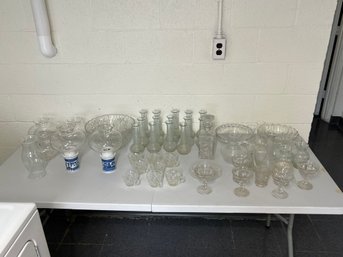 Table Lot Of Clear Glass