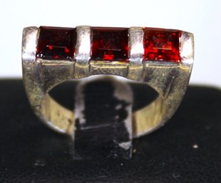 Fine Sterling Silver Ladies Ring Having Garnet Stones Size 5.5