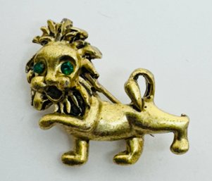 SMALL GOLD TONE GREEN EYED LION BROOCH