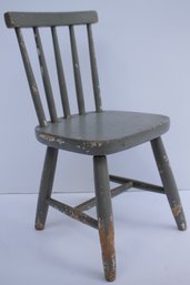 ANTIQUE WOODEN CHILDS CHAIR